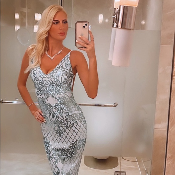 Beautiful sequence dress. I’ve only wore one time to a wedding in India. - Picture 2 of 3